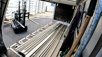 Gabelstapler fährt auf LKW zu