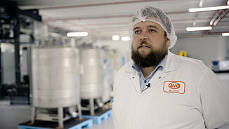 Ein Mann mit einem Haarnetz Mann mit Haarnetz im Labor