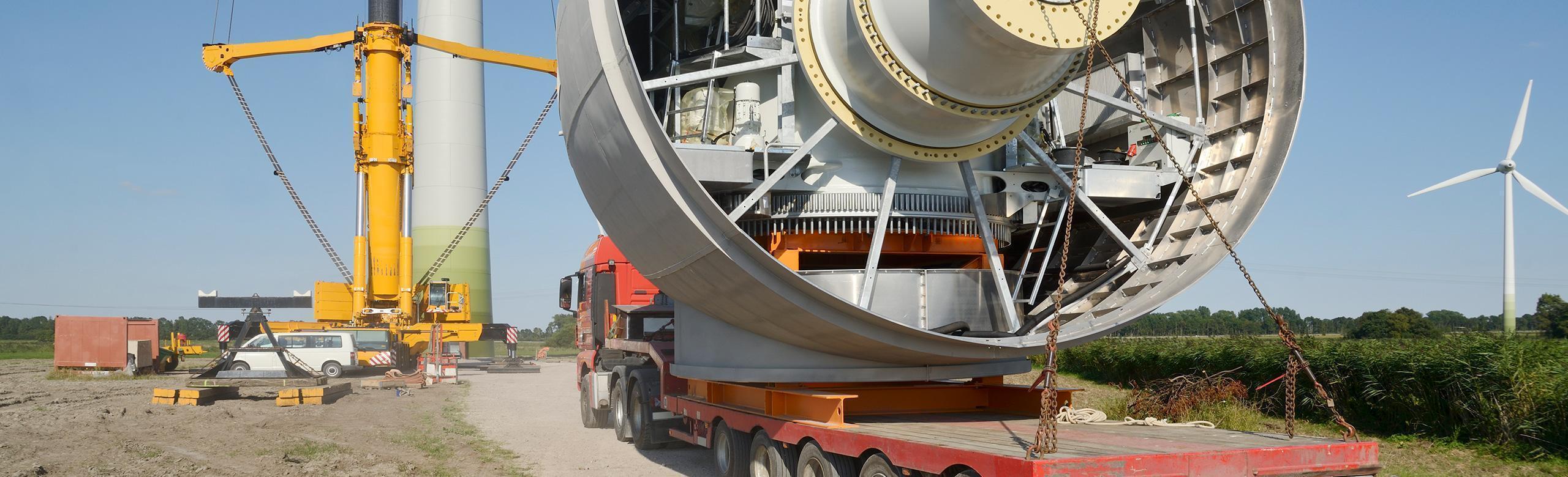 Große Windturbine gesichert auf einem LKW durch REGUPOL Ladungssicherung. 