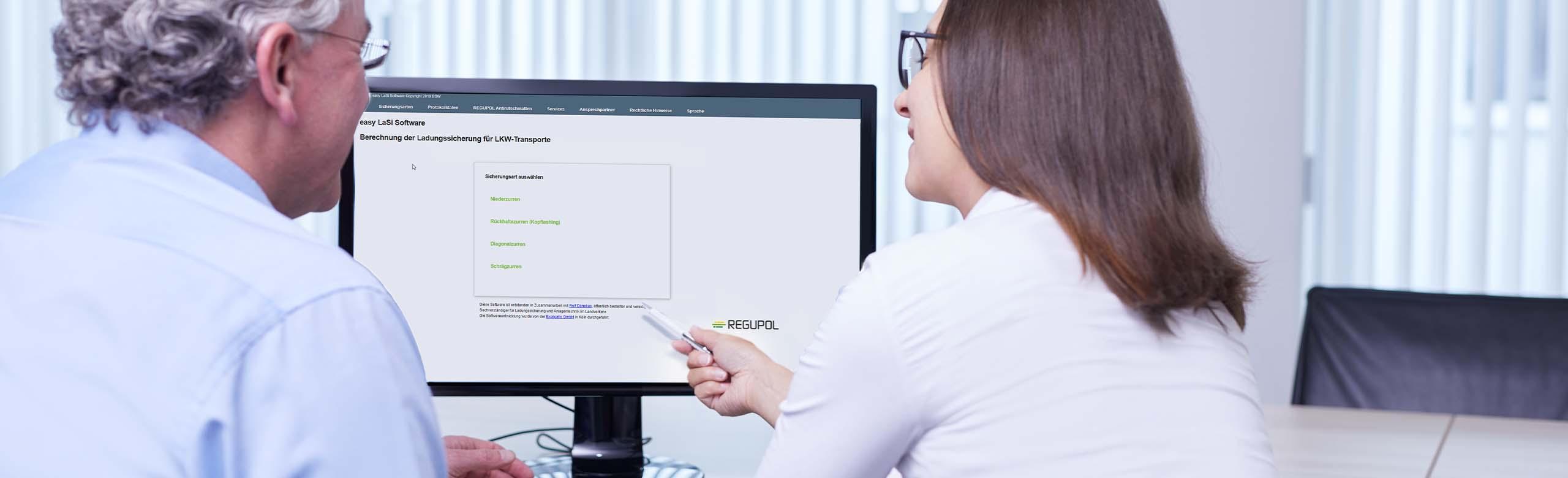 Zwei Personen sitzen vor einem Bildschirm, auf diesem ist die easy LaSi Software zu sehen easy LaSi Software auf einem Bildschirm