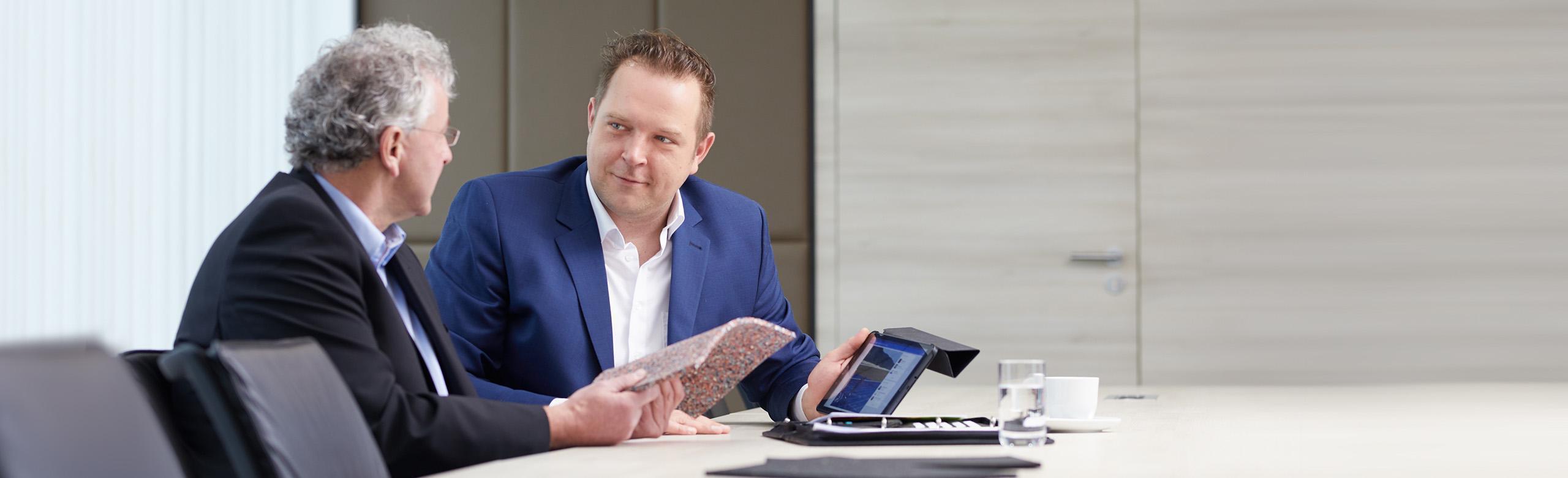 REGUPOL Mitarbeiter spricht mit Händler