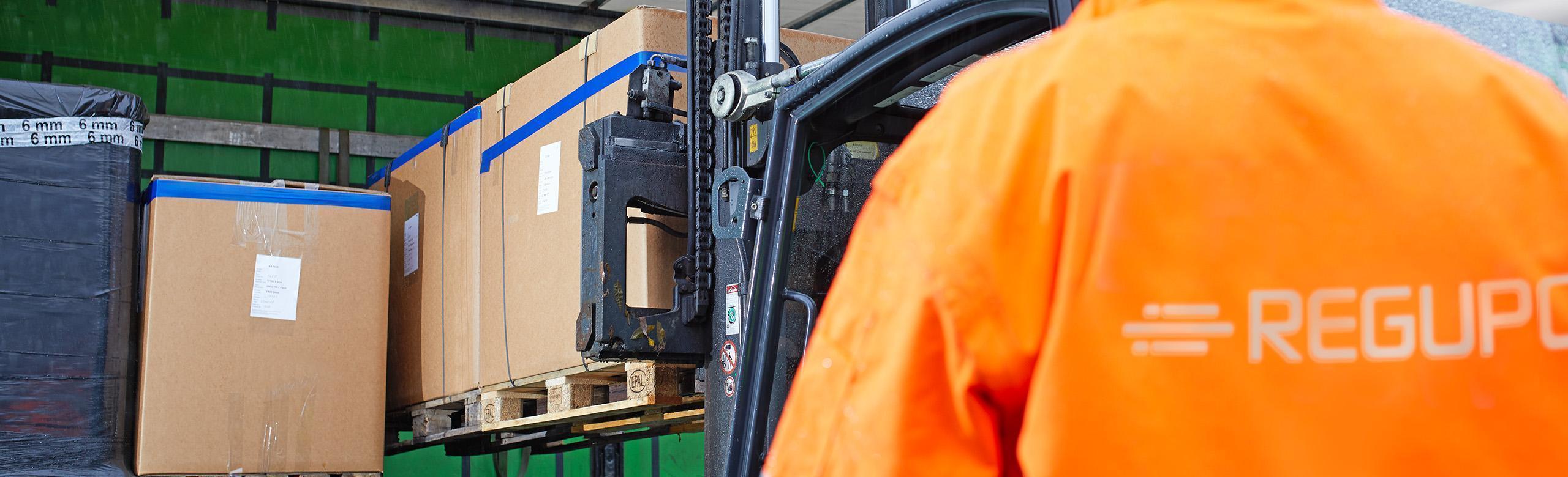 Ein LKW wird mit Antirutschmatten zur Ladungssicherung ausgestattet.