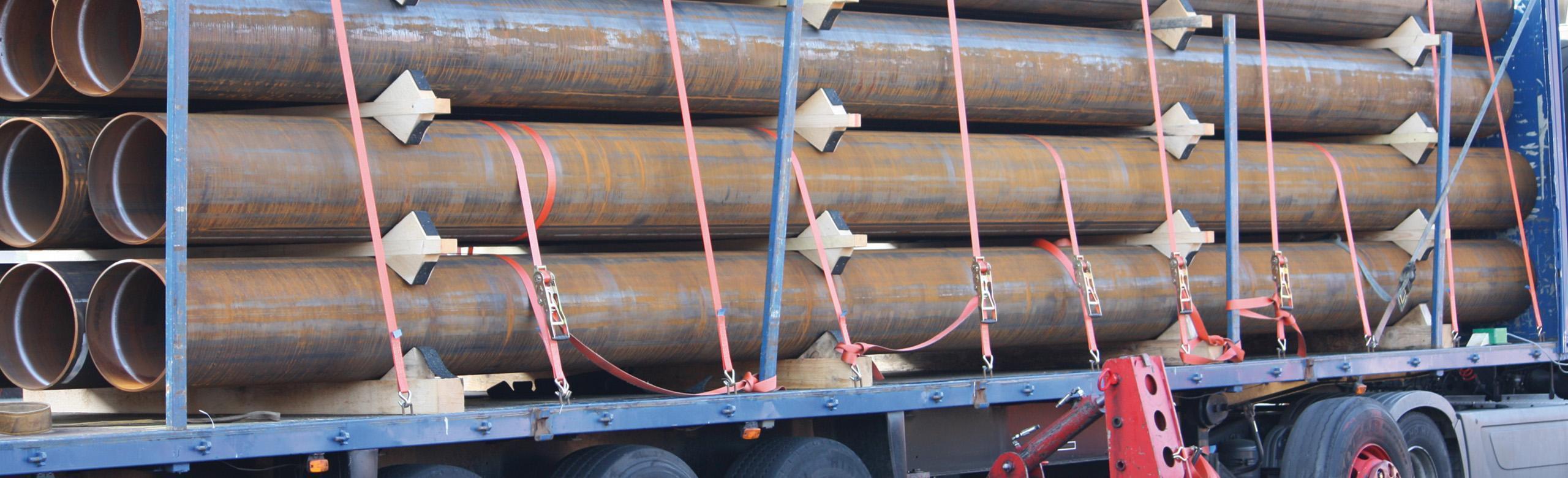 Antirutschmatten zur Ladungssicherung von Schwertransporten im Einsatz. 